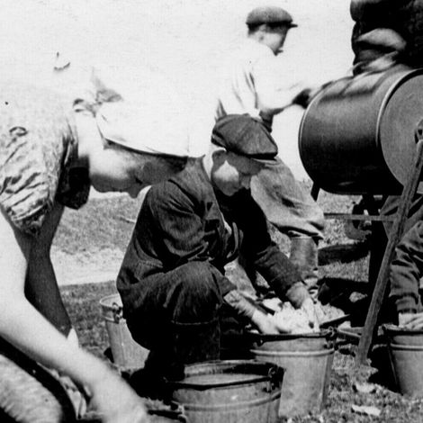 Подготовка семян кукурузы к посеву школьниками 8-9 классов. 1960 год