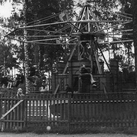 Карусель в парке, 1960-е.