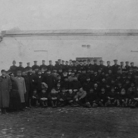 1905 г. Администрация и рабочие льнопрядильной фабрики И.Сенькова.