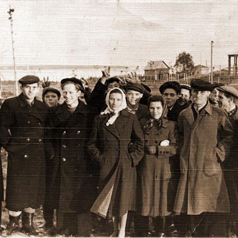 Молодые строители льнокомбината. День строителя, 1957 г., фото от танцплощадки в Летнем &nbsp;парке