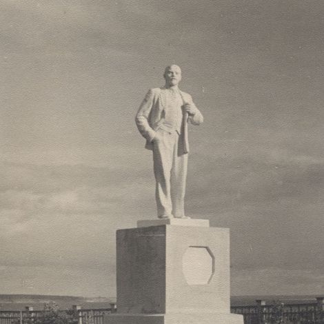 Памятник Ленину в Летнем парке.