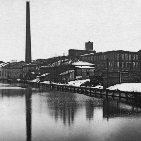 Льнопрядильная фабрика И Сенькова. На переднем плане водохранилище фабрики на р. Родинка, вид с юго-запада. Начало ХХ в.jpg