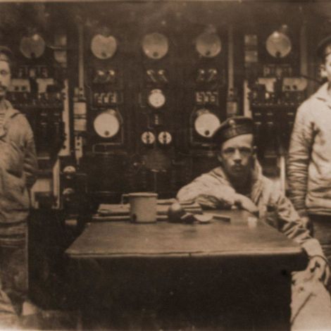 Гальванеры крейсера РОССИЯ. Слева пучежанин Константин Ванцов. 1915 г.