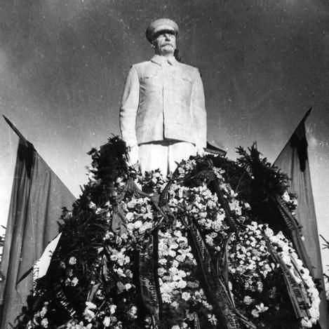 Памятник И.В.Сталину в Летнем парке, 50-е г.